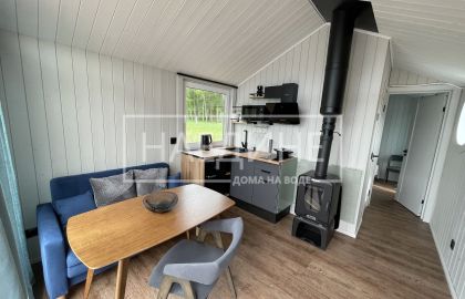 Просторная гостиная в плавучем доме Сила Ветра с панорамными окнами