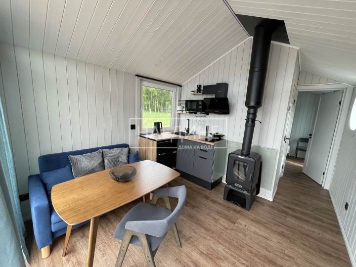 Просторная гостиная в плавучем доме Сила Ветра с панорамными окнами