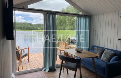 Просторная гостиная в плавучем доме Сила Ветра с панорамными окнами