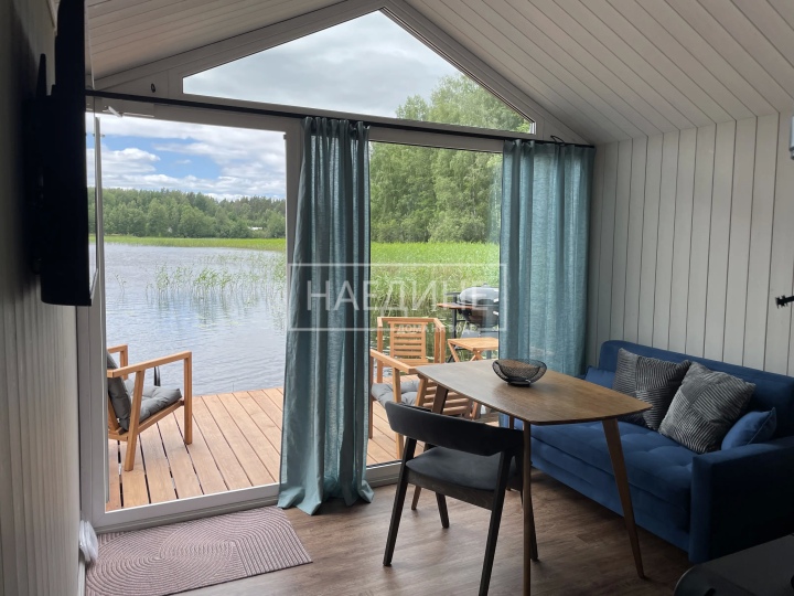 Просторная гостиная в плавучем доме Сила Ветра с панорамными окнами