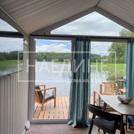 Просторная гостиная в плавучем доме Сила Ветра с панорамными окнами | Наедине - дома на воде