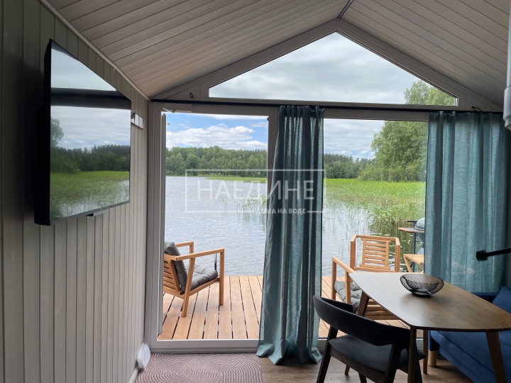 Просторная гостиная в плавучем доме Сила Свободы с панорамными окнами