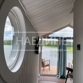 Просторная гостиная в плавучем доме Сила Ветра с панорамными окнами | Наедине - дома на воде