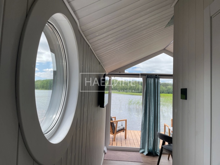 Просторная гостиная в плавучем доме Сила Свободы с панорамными окнами