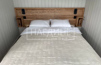 Уютная спальня в арендуемом хаусботе с видом на воду