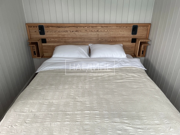Уютная спальня в арендуемом хаусботе с видом на воду
