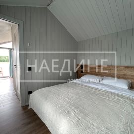 Уютная спальня в арендуемом хаусботе с видом на воду | Наедине - дома на воде