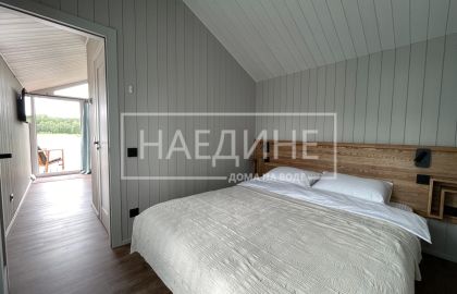 Уютная спальня в арендуемом хаусботе с видом на воду