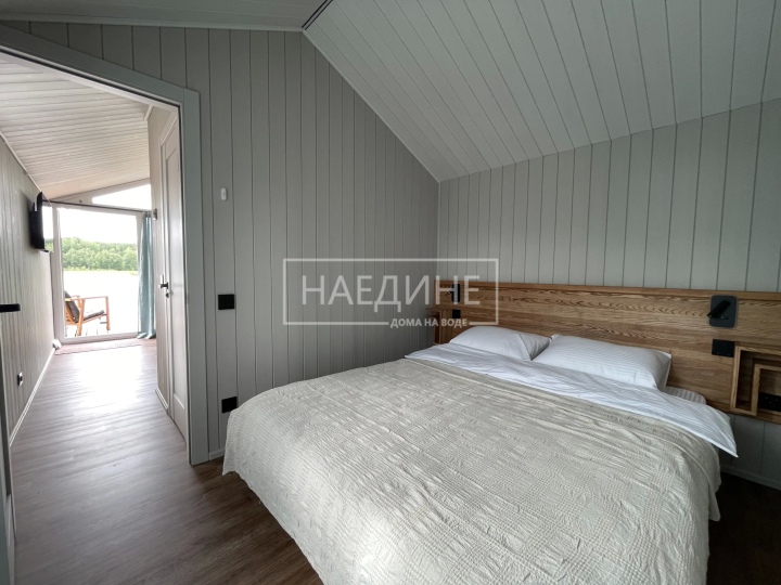 Уютная спальня в арендуемом хаусботе с видом на воду