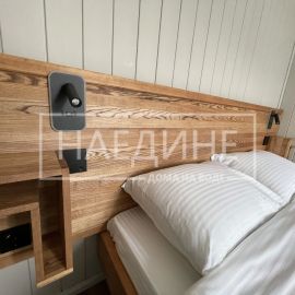 Уютная спальня в арендуемом хаусботе с видом на воду | Наедине - дома на воде