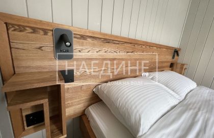 Уютная спальня в арендуемом хаусботе с видом на воду