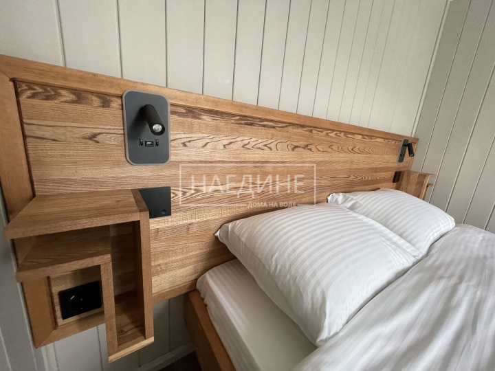 Уютная спальня в арендуемом хаусботе с видом на воду