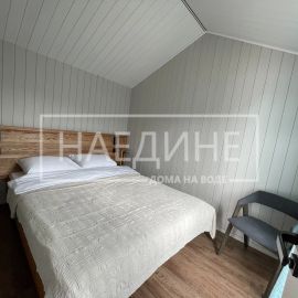 Уютная спальня в арендуемом хаусботе с видом на воду | Наедине - дома на воде