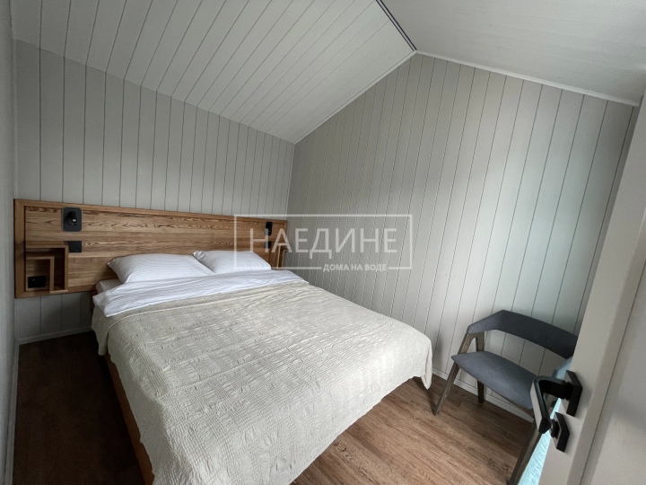Уютная спальня в арендуемом хаусботе с видом на воду