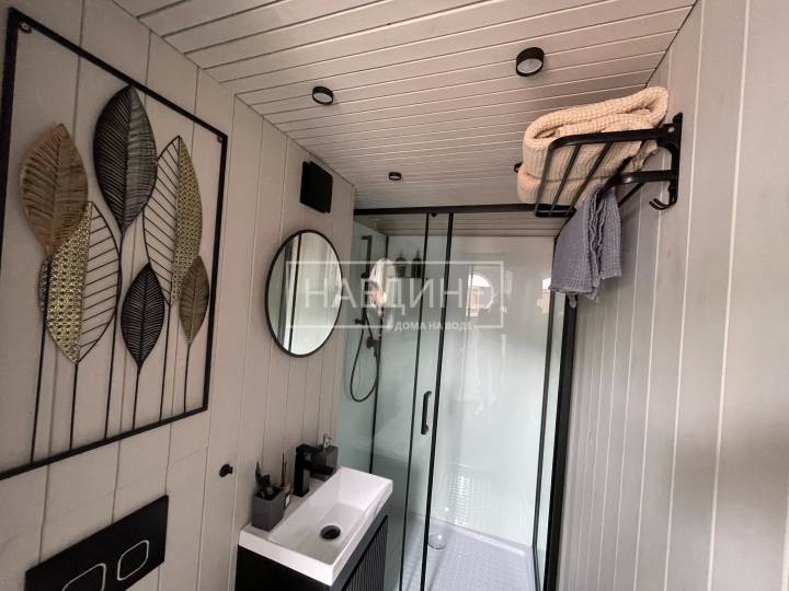 Комфортабельный санузел в арендуемом плавучем доме