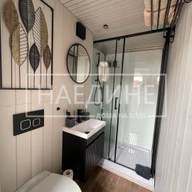 Комфортабельный санузел в арендуемом плавучем доме | Наедине - дома на воде