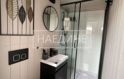 Комфортабельный санузел в арендуемом плавучем доме