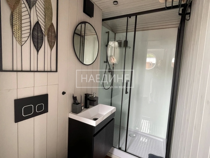 Комфортабельный санузел в арендуемом плавучем доме