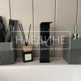 Комфортабельный санузел в арендуемом плавучем доме | Наедине - дома на воде