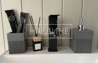 Комфортабельный санузел в арендуемом плавучем доме