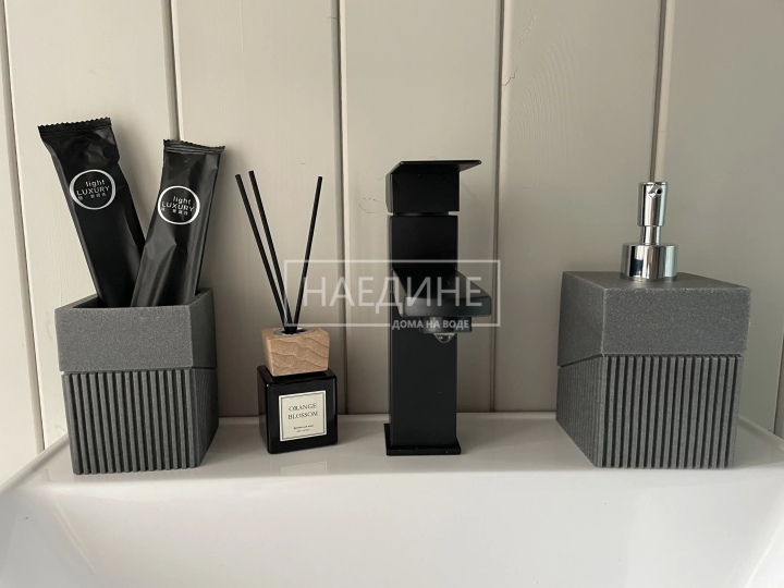 Комфортабельный санузел в арендуемом плавучем доме