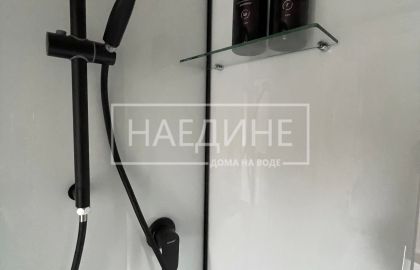 Комфортабельный санузел в арендуемом плавучем доме