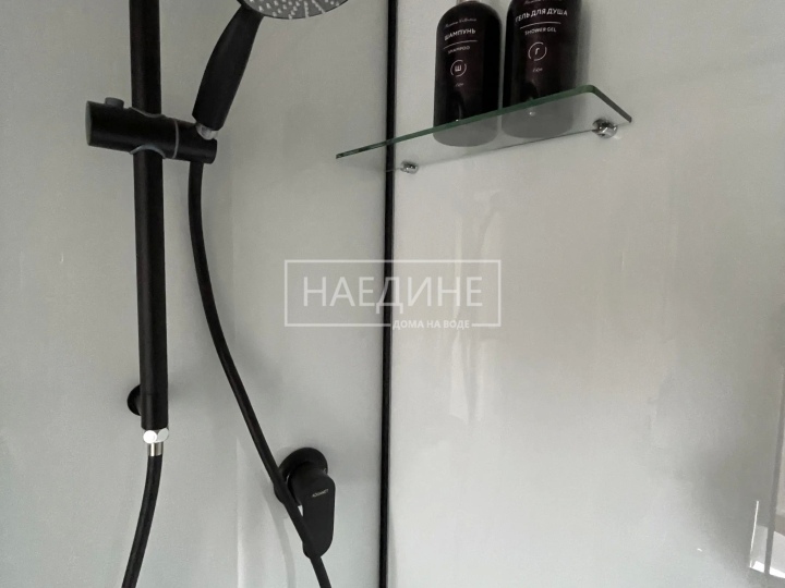 Комфортабельный санузел в арендуемом плавучем доме