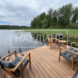 Просторная терраса для отдыха на хаусботе Сила Ветра со стульями | Наедине - дома на воде