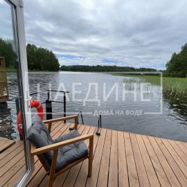 Просторная терраса для отдыха на хаусботе Сила Ветра со стульями | Наедине - дома на воде