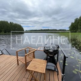 Просторная терраса с герилью для отдыха на хаусботе Сила Ветра со стульями | Наедине - дома на воде