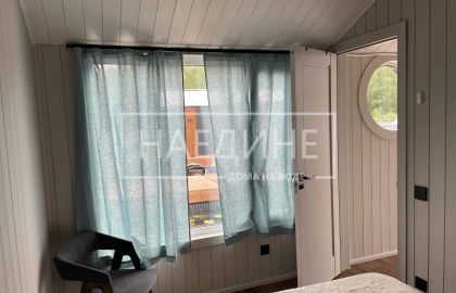 Уютная спальня в арендуемом хаусботе с видом на воду