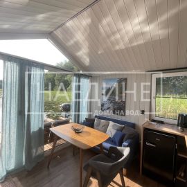 Гостиная зона в хаусботе Сила Свободы | Наедине - дома на воде