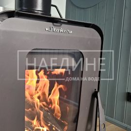 Камин для уютного отдыха в хаусботе Сила Ветра со стульями | Наедине - дома на воде