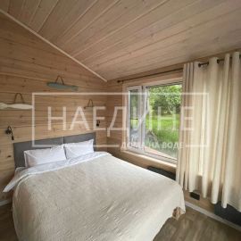 Комфортабельная спальня в арендуемом хаусботе на Вуоксе | Наедине - дома на воде