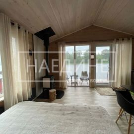 Уютный интерьер плавучего дома «Сила Вуоксы» с панорамными окнами | Наедине - дома на воде