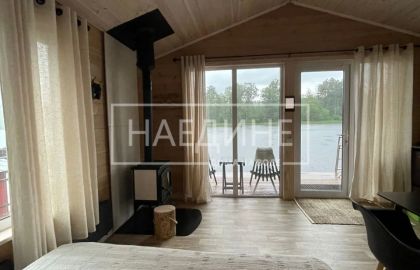 Уютный интерьер плавучего дома «Сила Вуоксы» с панорамными окнами