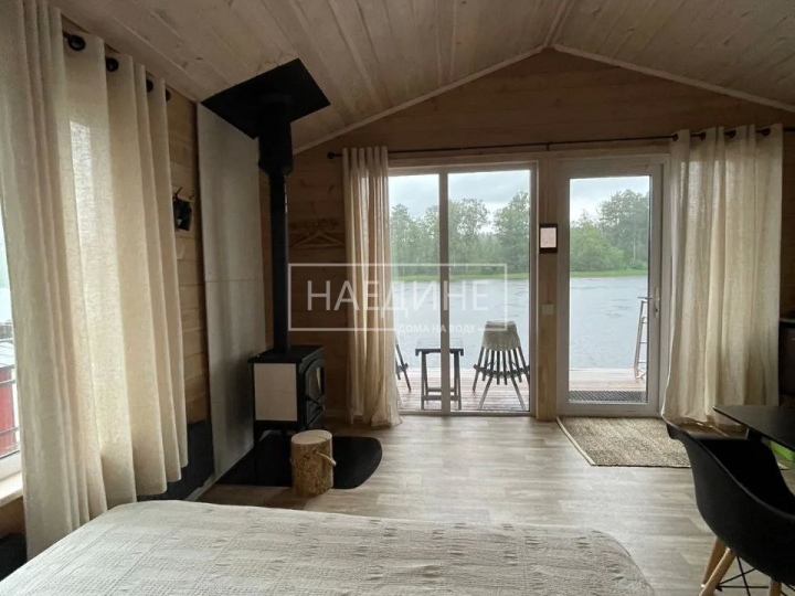 Уютный интерьер плавучего дома «Сила Вуоксы» с панорамными окнами