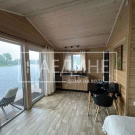 Просторная обеденная зона в плавучем доме – удобство для компании | Наедине - дома на воде