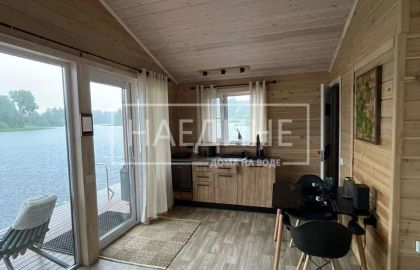 Просторная обеденная зона в плавучем доме – удобство для компании