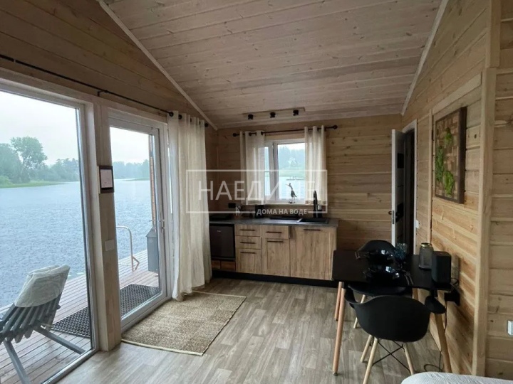 Просторная обеденная зона в плавучем доме – удобство для компании