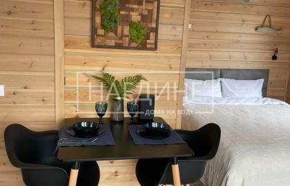 Обеденный стол в хаусботе «Сила Вуоксы» – завтраки с видом на воду