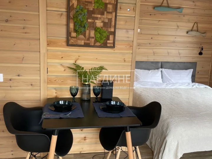 Обеденный стол в хаусботе «Сила Вуоксы» – завтраки с видом на воду