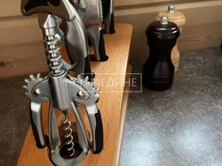 Кухонные принадлежности в плавучем доме – удобство для приготовления еды