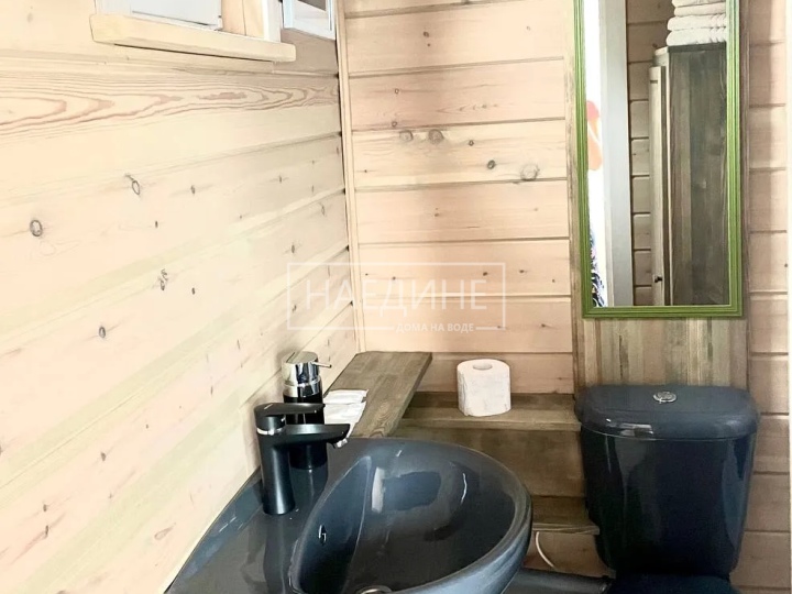 Продуманные детали в душевой хаусбота – комфортный отдых на воде