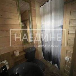 Удобный санузел с туалетом в плавучем доме «Сила Вуоксы» | Наедине - дома на воде