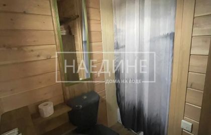 Удобный санузел с туалетом в плавучем доме «Сила Вуоксы»