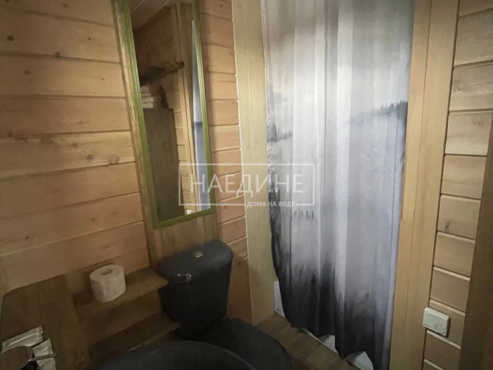 Удобный санузел с туалетом в плавучем доме «Сила Вуоксы»