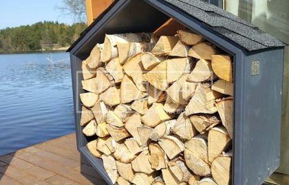 Дровница на террасе хаусбота «Сила Вуоксы» – удобство для гриля и камина