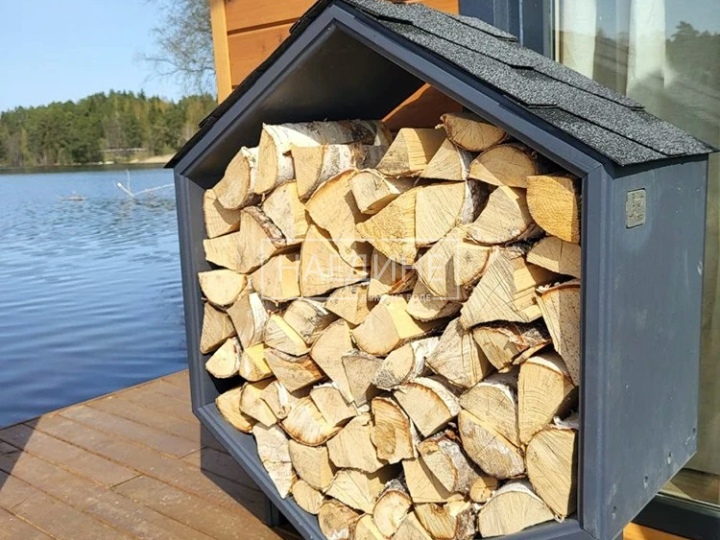 Дровница на террасе хаусбота «Сила Вуоксы» – удобство для гриля и камина