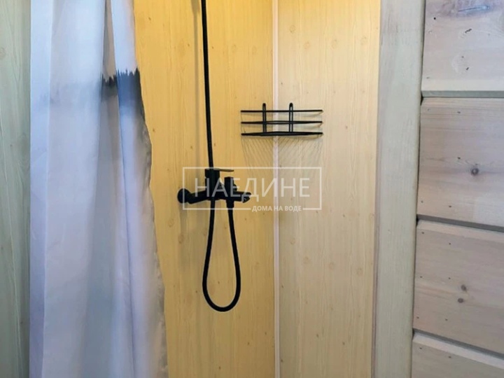 Душевая кабина в хаусботе «Сила Вуоксы» – комфорт на воде